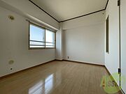 洋室は白いクロスにブラウンの建具が映えますね～