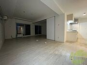 リビングを別角度から撮りました。窓が大きく明るいです！