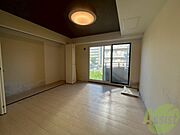 こちらのお部屋は光が差し込む、温かみのあるお部屋です。