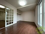 別角度から寝室を撮ってみました。家具の配置もしやすそう。