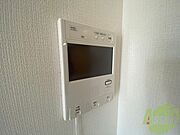 TVモニター付インターホンです。来客者の顔が見えるので安心！