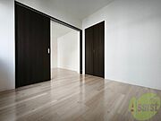 木目のフローリングは落ち着きのある印象のお部屋になりますね。