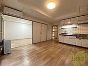 木目のフローリングが落ち着くお部屋ですね。
