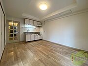 木目のフローリングは落ち着きのある印象のお部屋になりますね。
