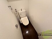 こちらはトイレです。清潔感があり、安心して使用できます。