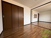 こちらのお部屋は光が差し込む、温かみのあるお部屋です。