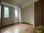 寝室はこちらです。光が差し込む、温かみのあるお部屋です。