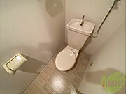 こちらはトイレです。清潔感があり、安心して使用できます。