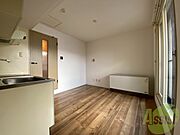 木目のフローリングは落ち着きのある印象のお部屋になりますね。