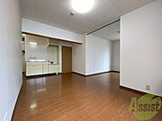 リビングを別角度から撮りました。窓が大きく明るいです！