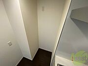 キッチンには冷蔵庫置き場もあります、広々としたキッチンですね
