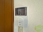 TVモニター付インターホンです。来客者の顔が見えるので安心！
