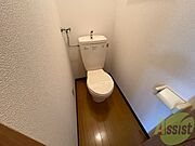 こちらはトイレです。清潔感があり、安心して使用できます。