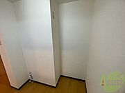 キッチン後ろには冷蔵庫を置けるスペースがありますね。