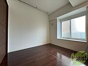 寝室はこちらです。光が差し込む、温かみのあるお部屋です。