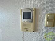 TVモニター付インターホンです。来客者の顔が見えるので安心！