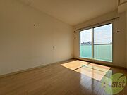 寝室はこちらです。光が差し込む、温かみのあるお部屋です。