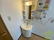 朝の身支度に欠かせない独立洗面台もございます！