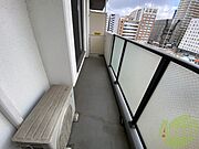 バルコニーです。洗濯物を干したり一息ついたりできますね！