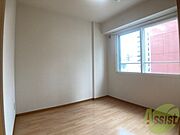 寝室はこちらです。光が差し込む、温かみのあるお部屋です。