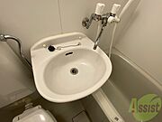 ユニットバス内の洗面台です。朝の身支度もスムーズです。