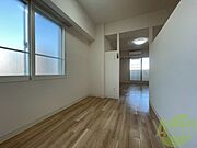 別角度から寝室を撮ってみました。家具の配置もしやすそう。