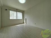 寝室はこちらです。光が差し込む、温かみのあるお部屋です。