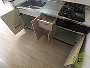キッチン下の棚を開けてみました！食品ストック等をしまえます。