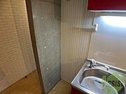 キッチンのとなりには冷蔵庫を置けるスペースがありますね。