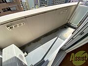 バルコニーです。洗濯物を干したり一息ついたりできますね！