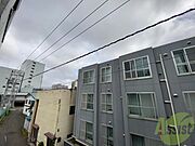 静かな住宅街の雰囲気と、緑が楽しめる眺望となっております。