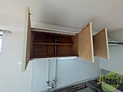 キッチン上部の棚に台所用品や食器などを入れることができます。