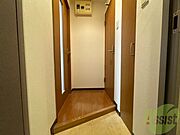 玄関の様子です。明るい印象ですね。気分もあがりそう。