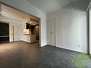 別の角度から洋室を撮影しました。落ち着きのある空間です。