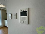 TVモニター付インターホンです。来客者の顔が見えるので安心！