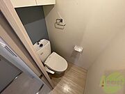 こちらはトイレです。清潔感があり、安心して使用できます。