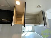 キッチン上段に収納がありますので、食器などを収納出来ます。