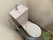 こちらはトイレです。清潔感があり、安心して使用できます。