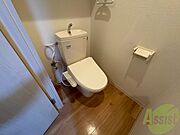 こちらはトイレです。清潔感があり、安心して使用できます。