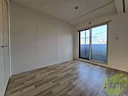 寝室はこちらです。光が差し込む、温かみのあるお部屋です。