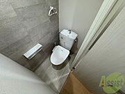 こちらはトイレです。清潔感があり、安心して使用できます。