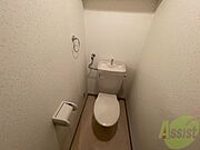 こちらはトイレです。清潔感があり、安心して使用できます。
