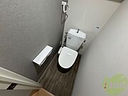 こちらはトイレです。清潔感があり、安心して使用できます。