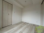 木目のフローリングは落ち着きのある印象のお部屋になりますね。