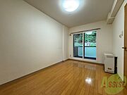 寝室はこちらです。光が差し込む、温かみのあるお部屋です。