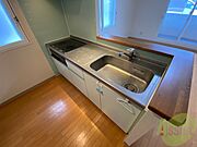 キッチン周りは意外と物が多いので棚があるといいですね。