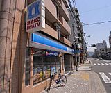 ローソン丸太町小川店まで148m 府庁近くのローソン。もちろん24時間営業で便利。