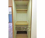 玄関入ってすぐ押入れもあります