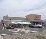 フレンドマート 梅津店まで559m 大型駐車場完備 とても便利ですよ