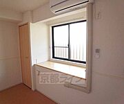 意外に嬉しい出窓付きです。